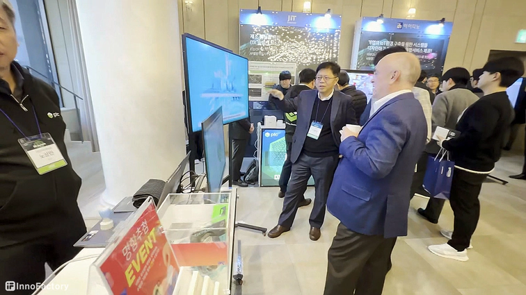 PTC CEO Jim Heppleman visiting InnoFactory's booth